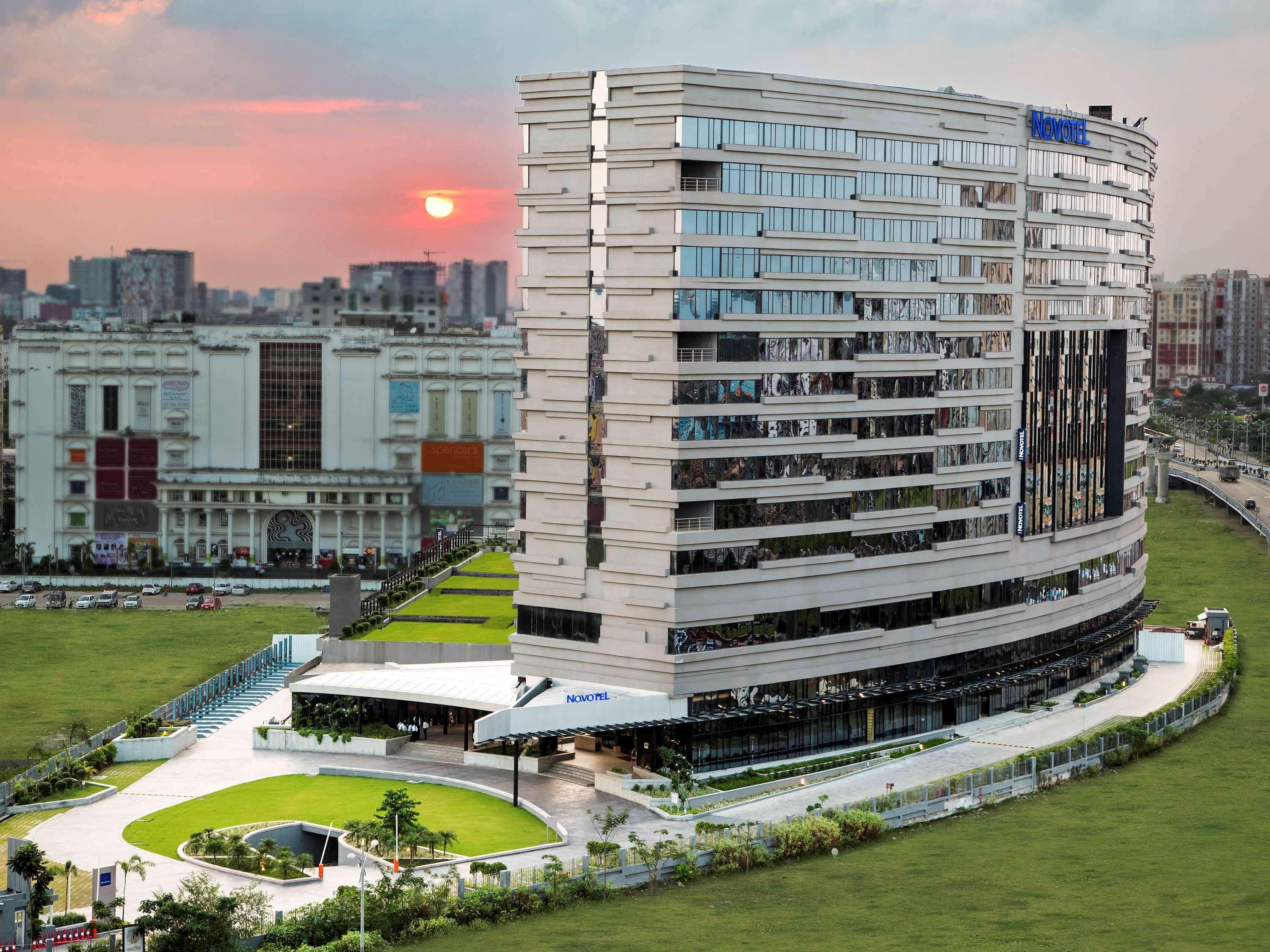 Novotel Kolkata Hotel And Residences Экстерьер фото The Westin Dhaka