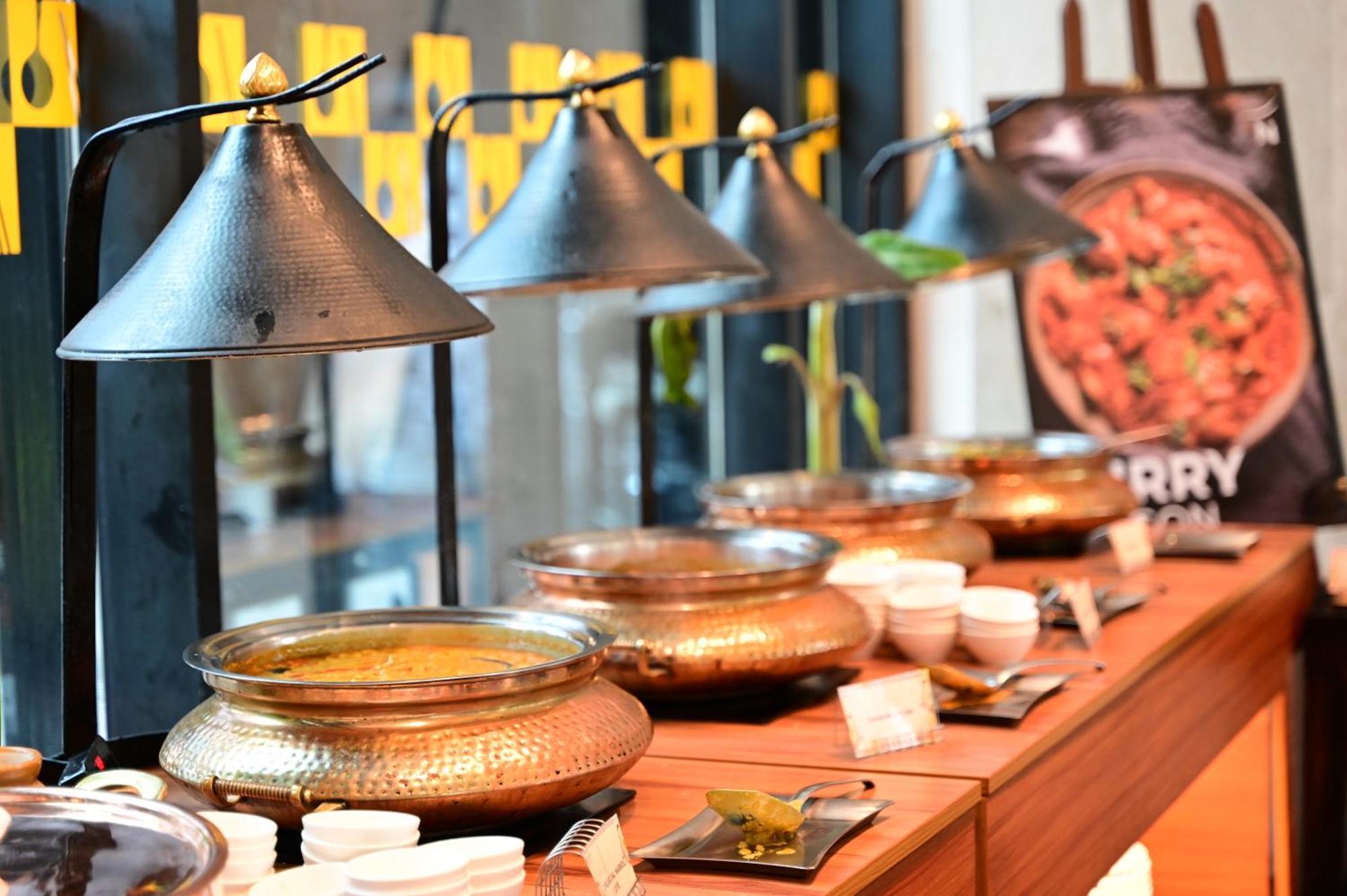 Novotel Kolkata Hotel And Residences Экстерьер фото A chafing dish