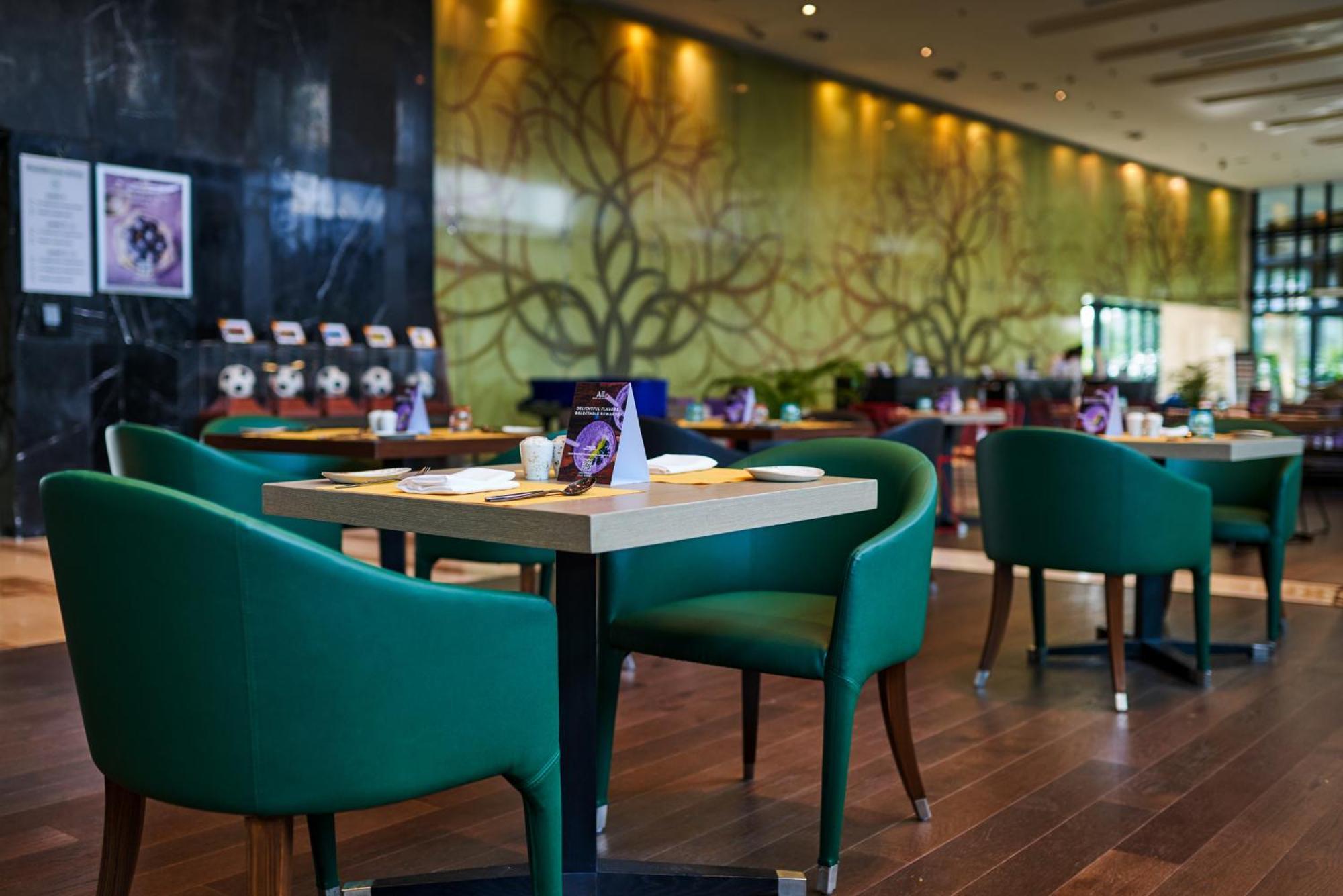 Novotel Kolkata Hotel And Residences Экстерьер фото The restaurant