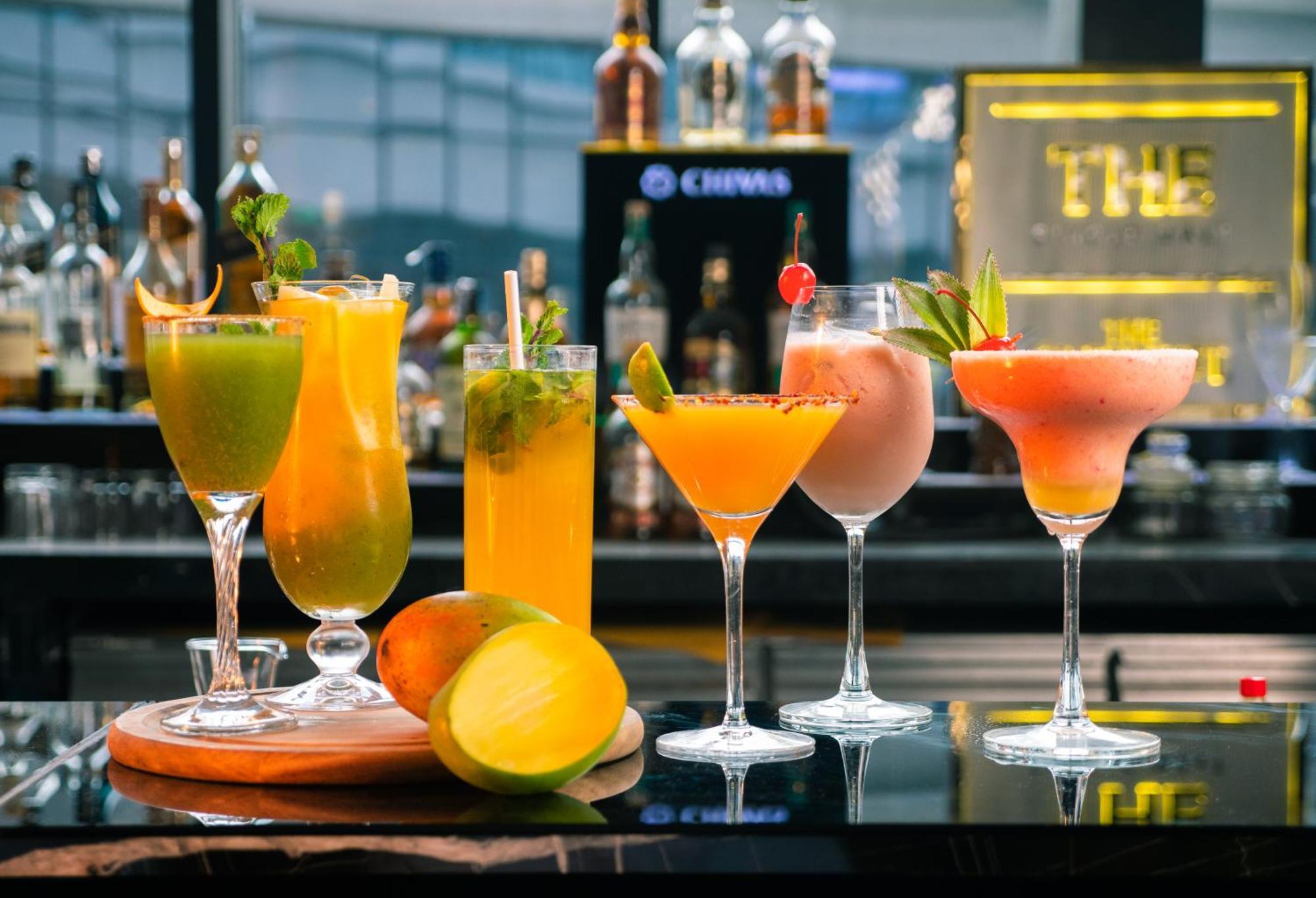 Novotel Kolkata Hotel And Residences Экстерьер фото Cocktails at the bar