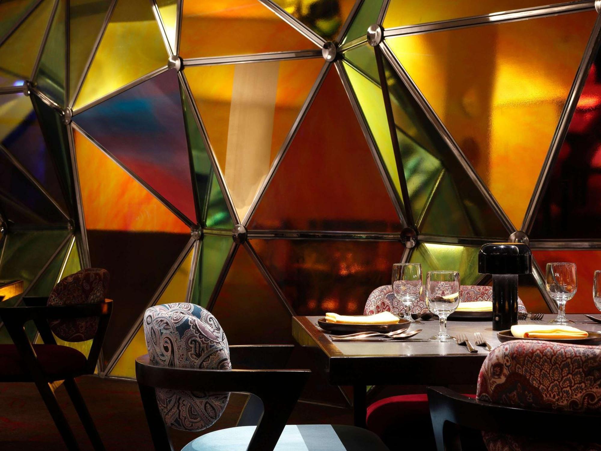 Novotel Kolkata Hotel And Residences Экстерьер фото Interior of the restaurant