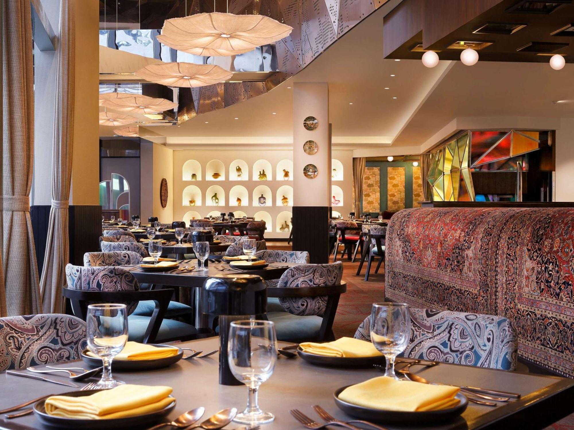 Novotel Kolkata Hotel And Residences Экстерьер фото The interior of the restaurant