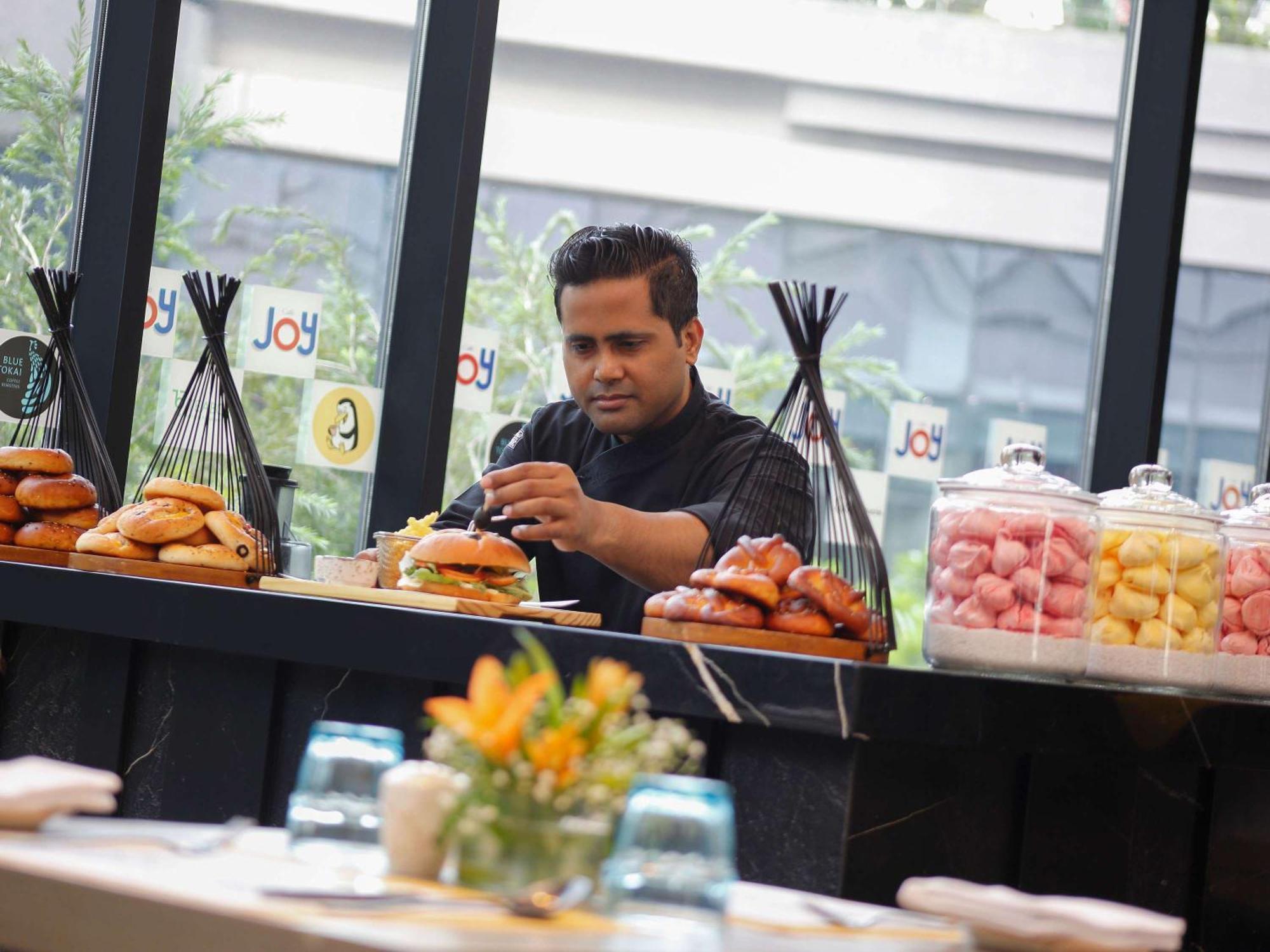Novotel Kolkata Hotel And Residences Экстерьер фото A chef preparing food at a buffet