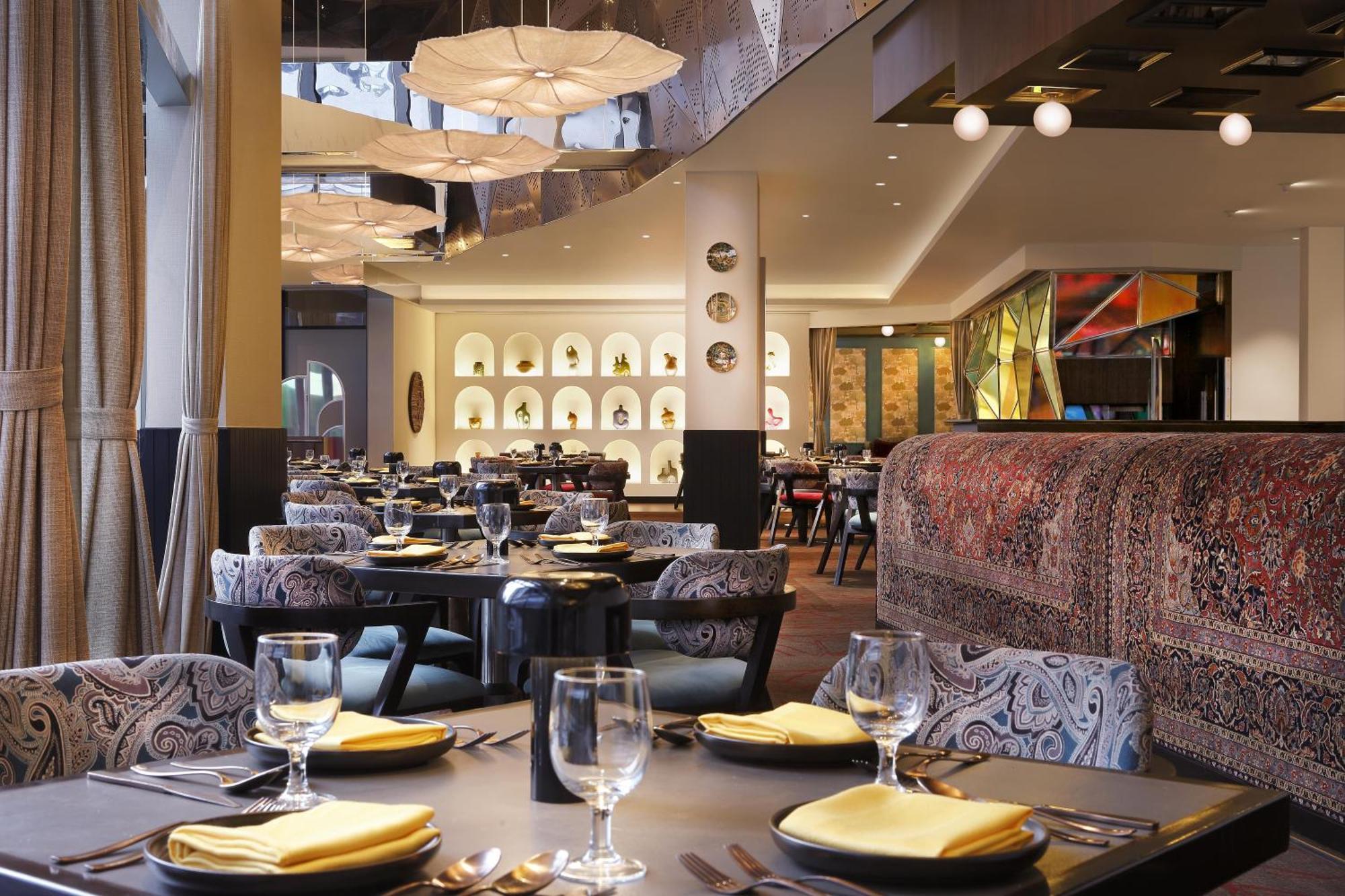Novotel Kolkata Hotel And Residences Экстерьер фото The interior of the restaurant