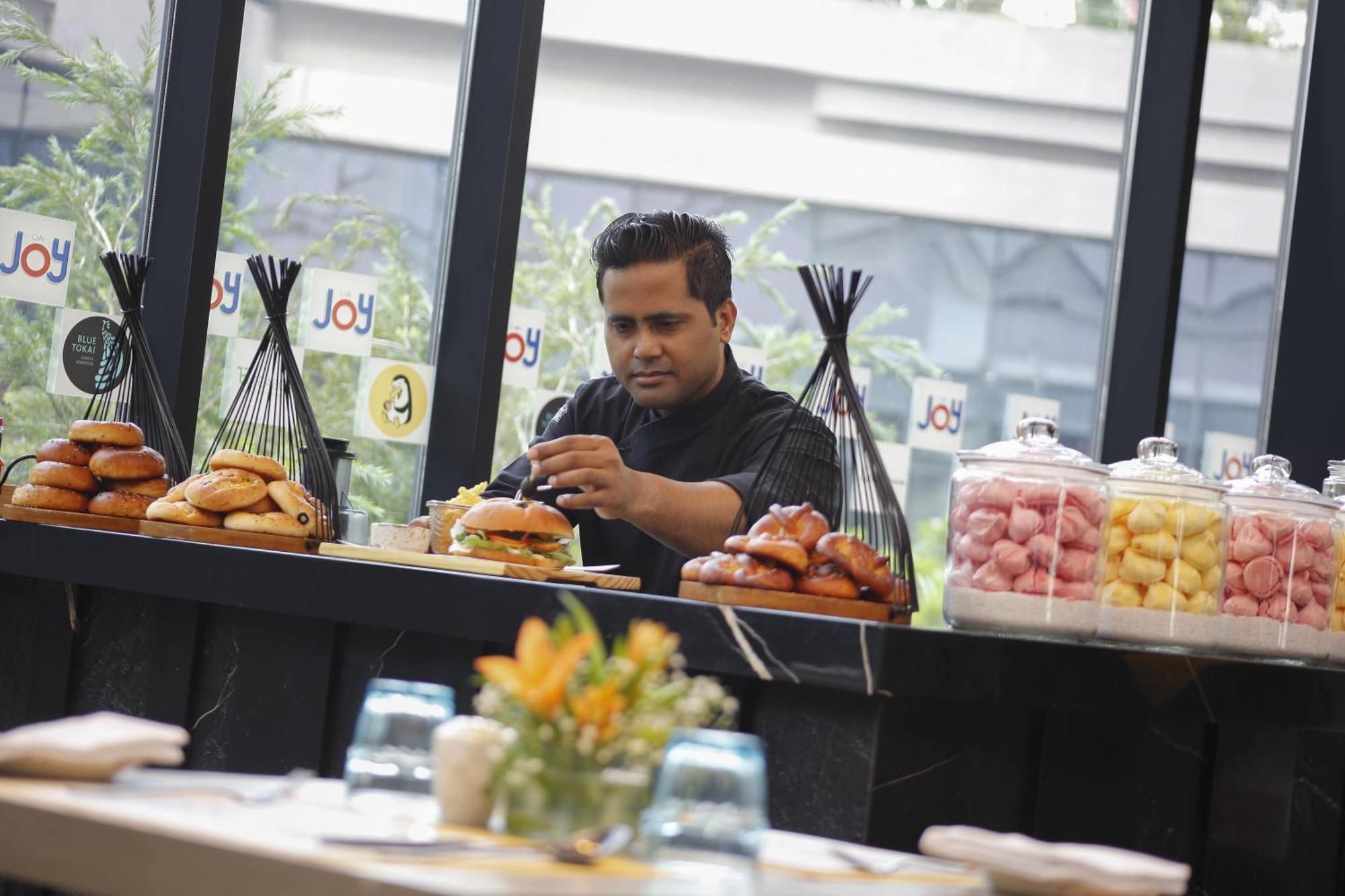 Novotel Kolkata Hotel And Residences Экстерьер фото A chef at work