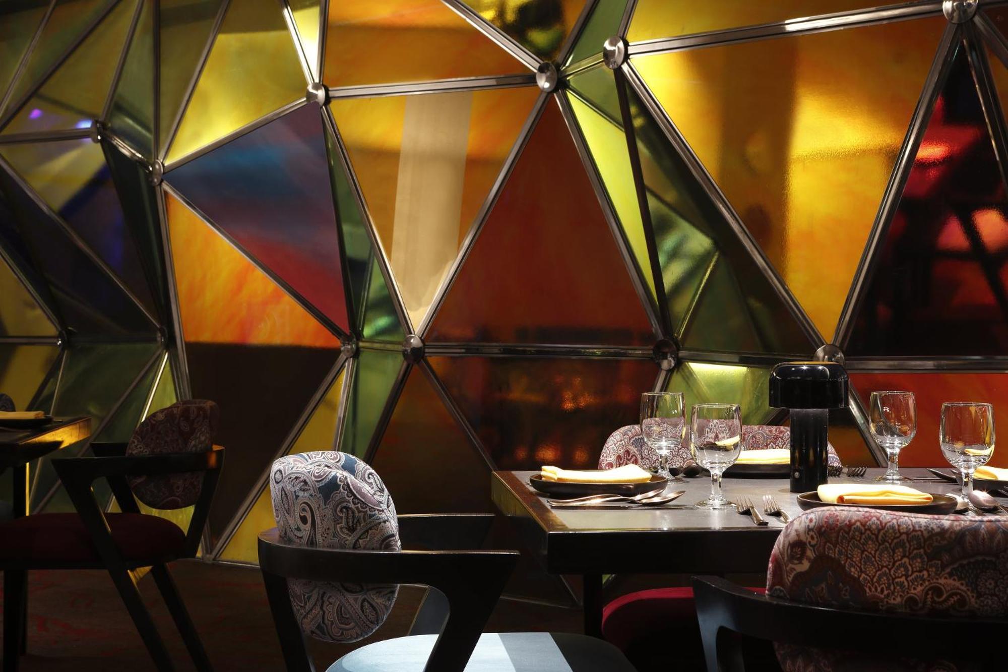 Novotel Kolkata Hotel And Residences Экстерьер фото Interior of the restaurant