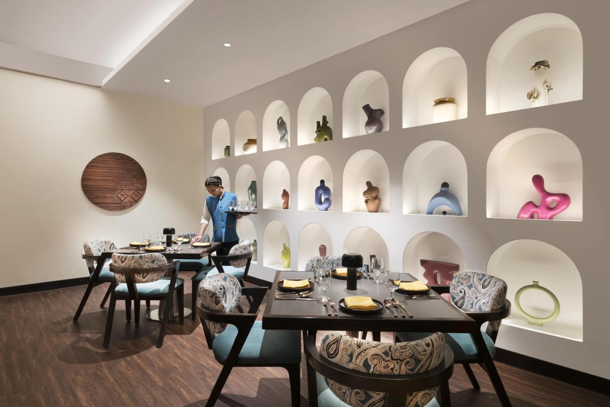 Novotel Kolkata Hotel And Residences Экстерьер фото The interior of the restaurant