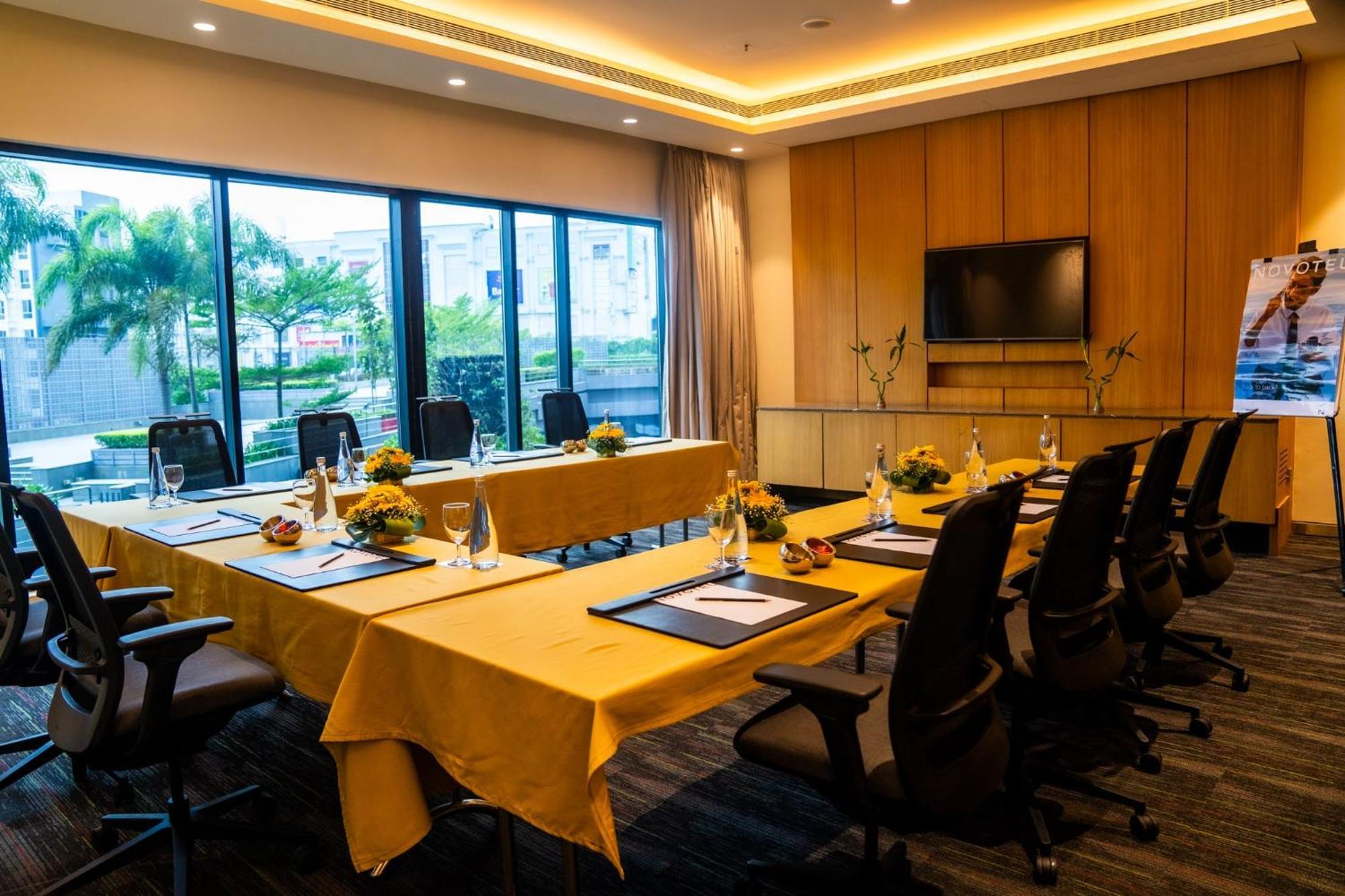 Novotel Kolkata Hotel And Residences Экстерьер фото Meeting room at the hotel