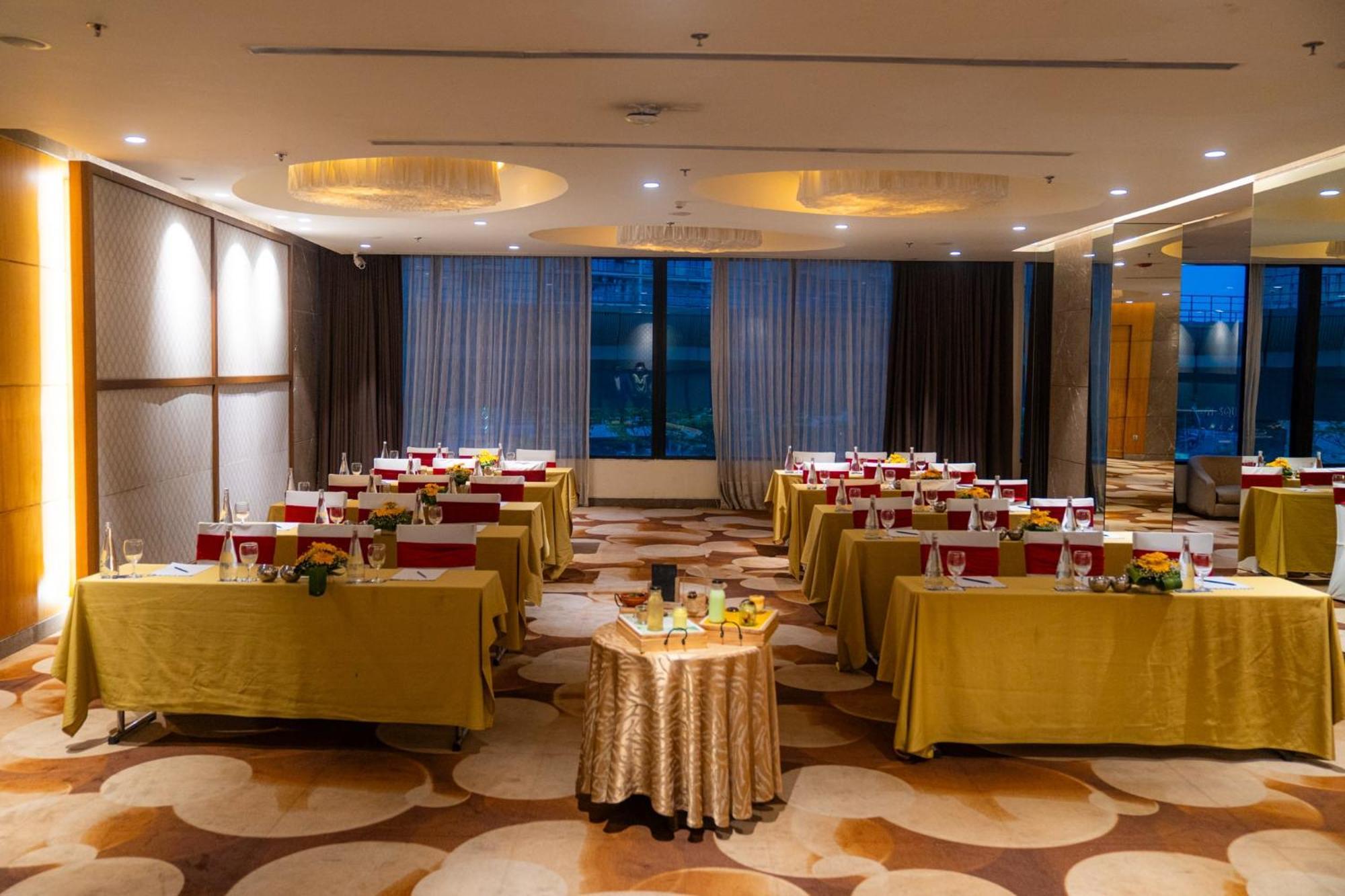 Novotel Kolkata Hotel And Residences Экстерьер фото Meeting room