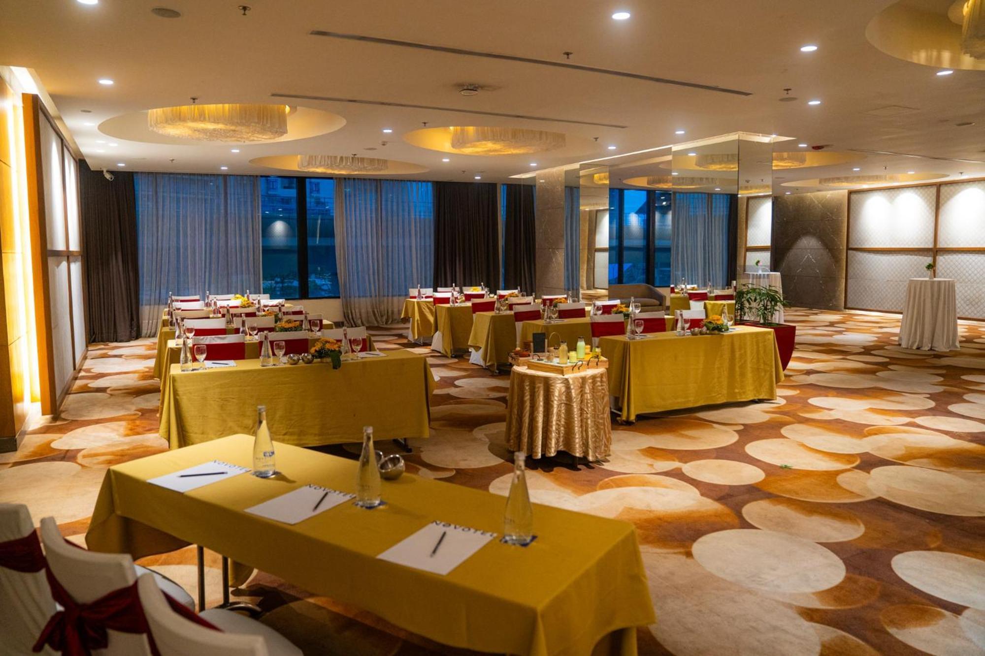 Novotel Kolkata Hotel And Residences Экстерьер фото Meeting room