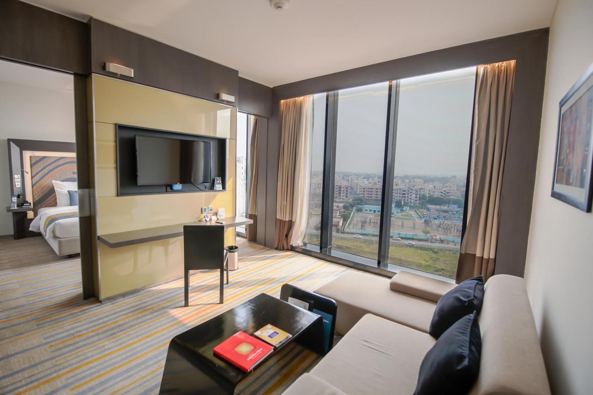Novotel Kolkata Hotel And Residences Экстерьер фото